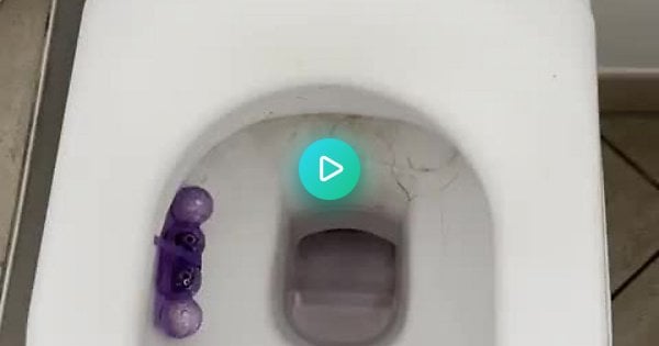 Man hört Wasser hinter der Toilette laufen