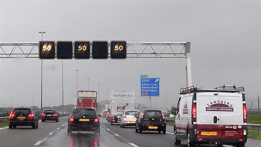 Flugzeug stürzte auf der Autobahn A58 in der Nähe von Rucphen ab