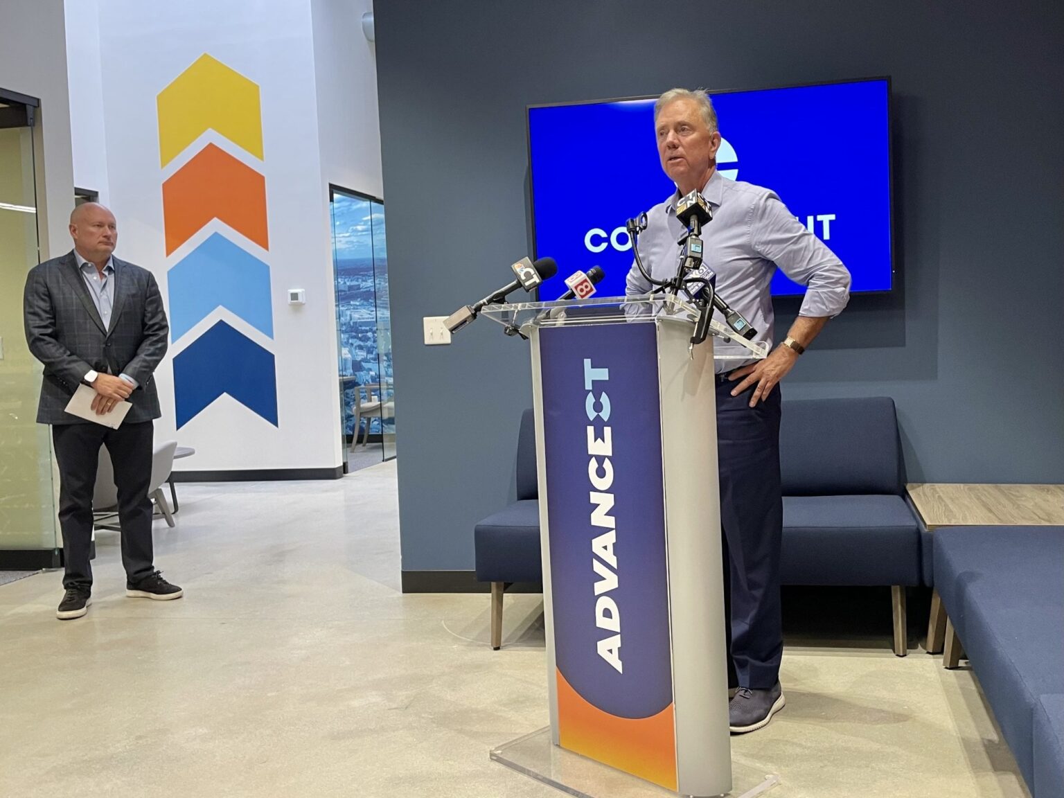 In Deutschland spricht der amerikanische Gouverneur Ned Lamont über die „Stabilität“ von Connecticut und hört Bedenken hinsichtlich der GOP