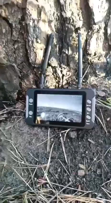 Russisches Militärpersonal verwendet einen chinesischen Monitor „Sologood“, um Videomaterial von ukrainischen FPV-Drohnen abzufangen und anzuzeigen.