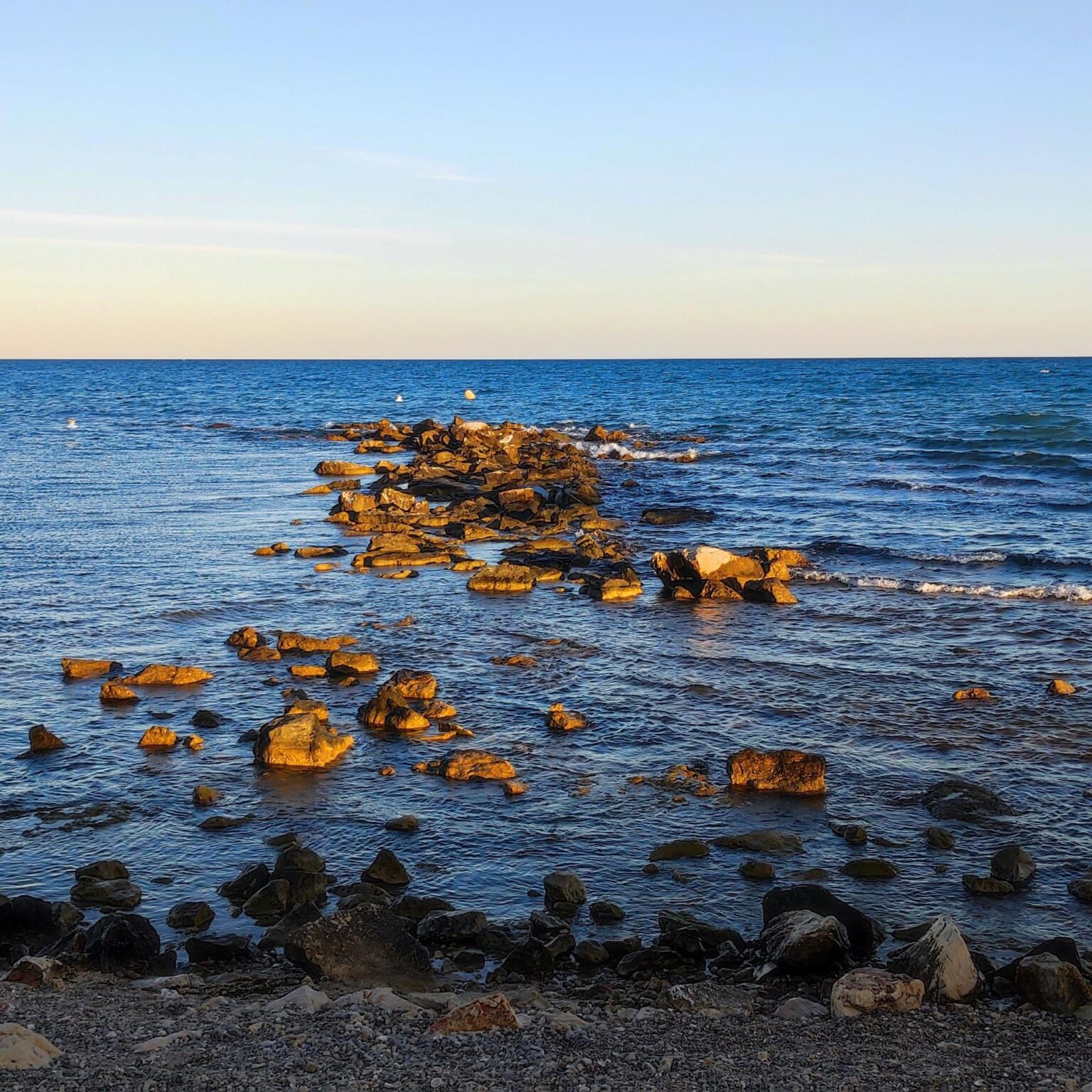 Das Mittelmeer bei Sonnenuntergang ist magisch