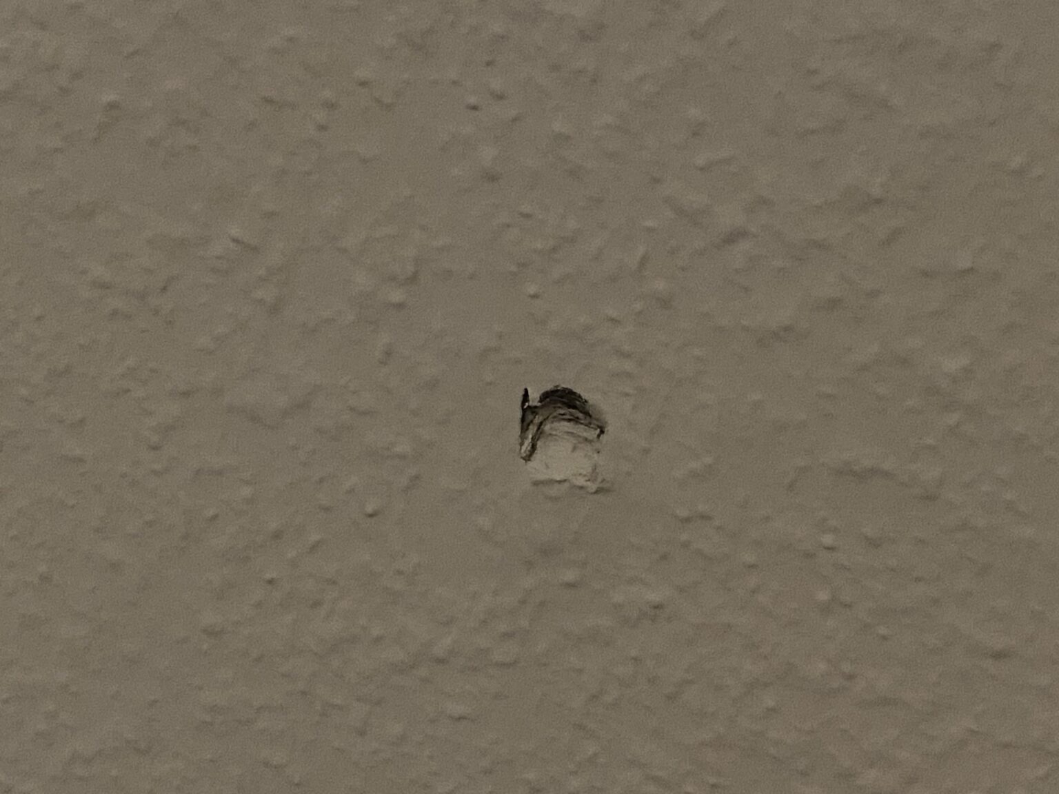 Wie repariert man einen kleinen Schaden an der Wand?