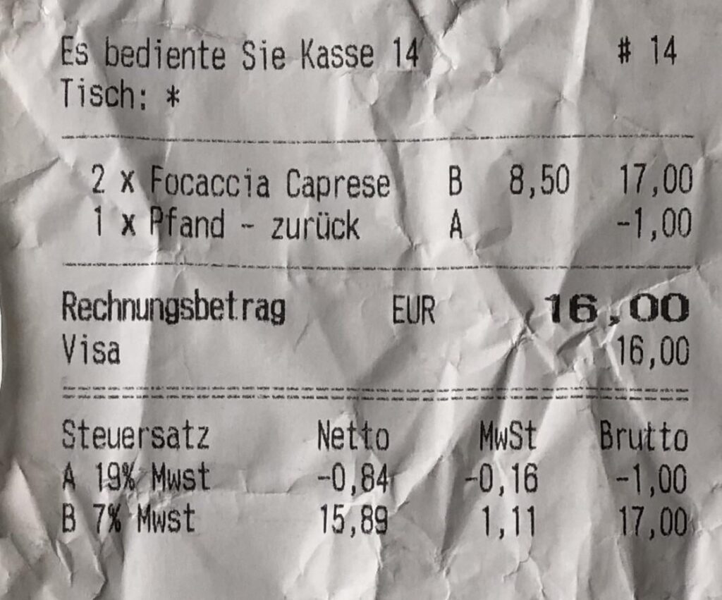 Der Preis müsste für zwei Focaccia insgesamt 8,5 x 2 = 17 Euro betragen, aber warum ist auf der Quittung ein Euro Rabatt angegeben?