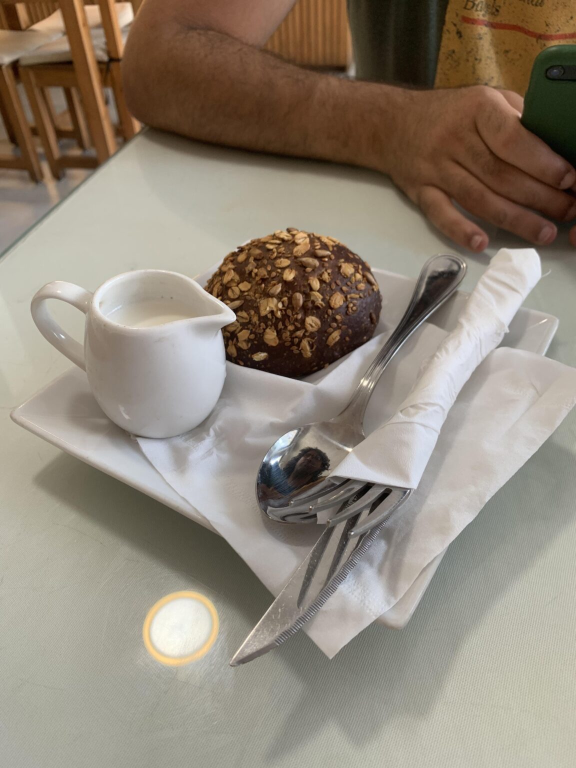 Bekam ein Brötchen mit Milch in einer deutschen Bäckerei im Sinai