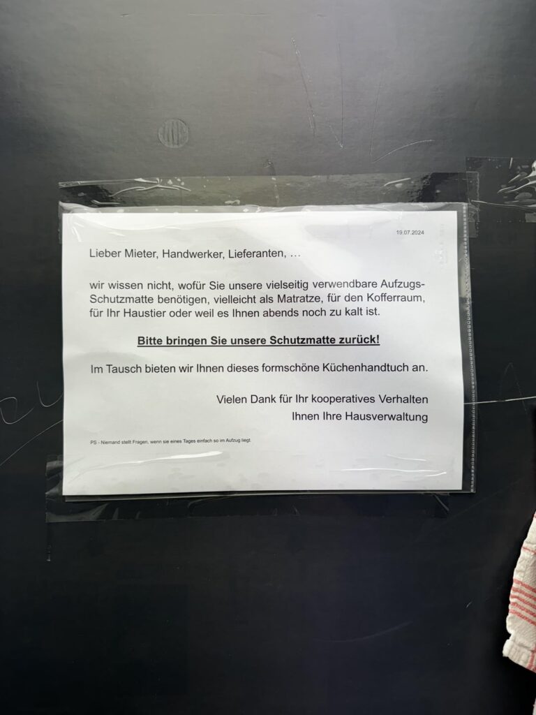 Jemand hat die Schutzhülle vom Aufzug gestohlen