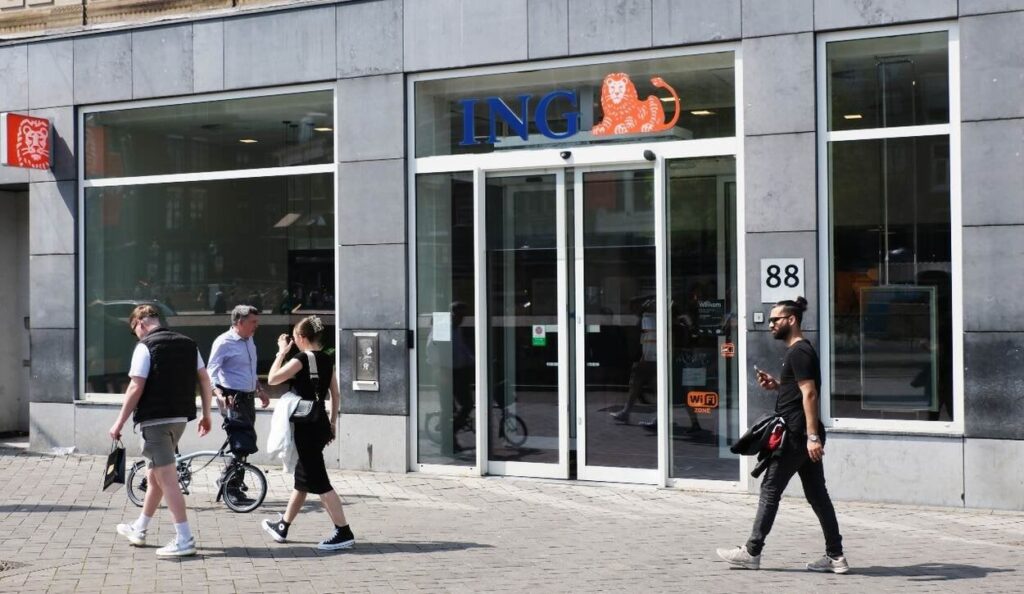 ING diskriminiert zwei Kunden, indem es Zahlungen aufgrund eines nicht niederländisch klingenden Namens blockiert und überprüft ING diskriminiert zwei Kunden, indem es Zahlungen aufgrund eines nicht niederländisch klingenden Namens blockiert und überprüft