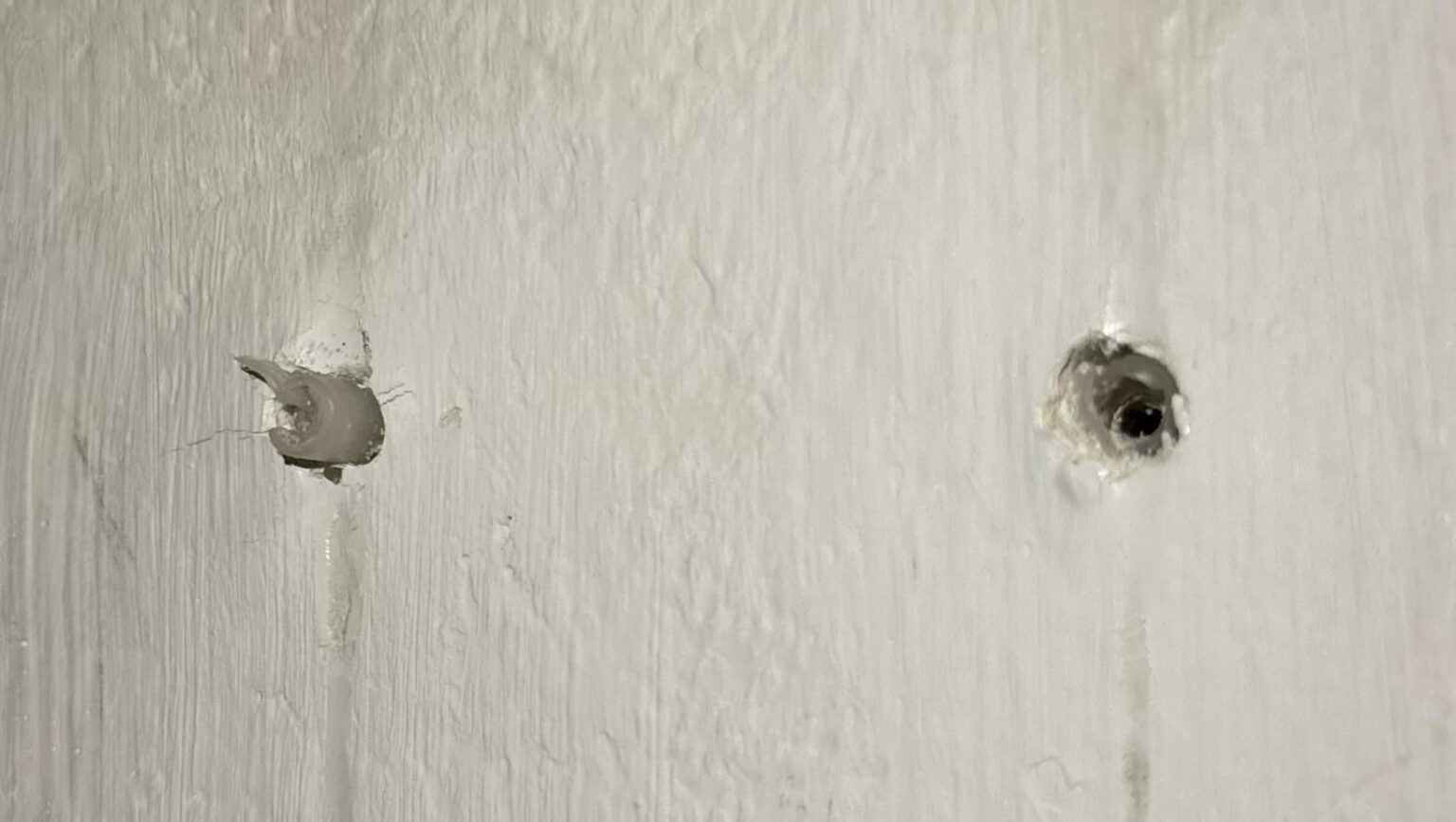 Auszug: Soll ich die Dübel entfernen oder einfach mit weißer Paste verfüllen?