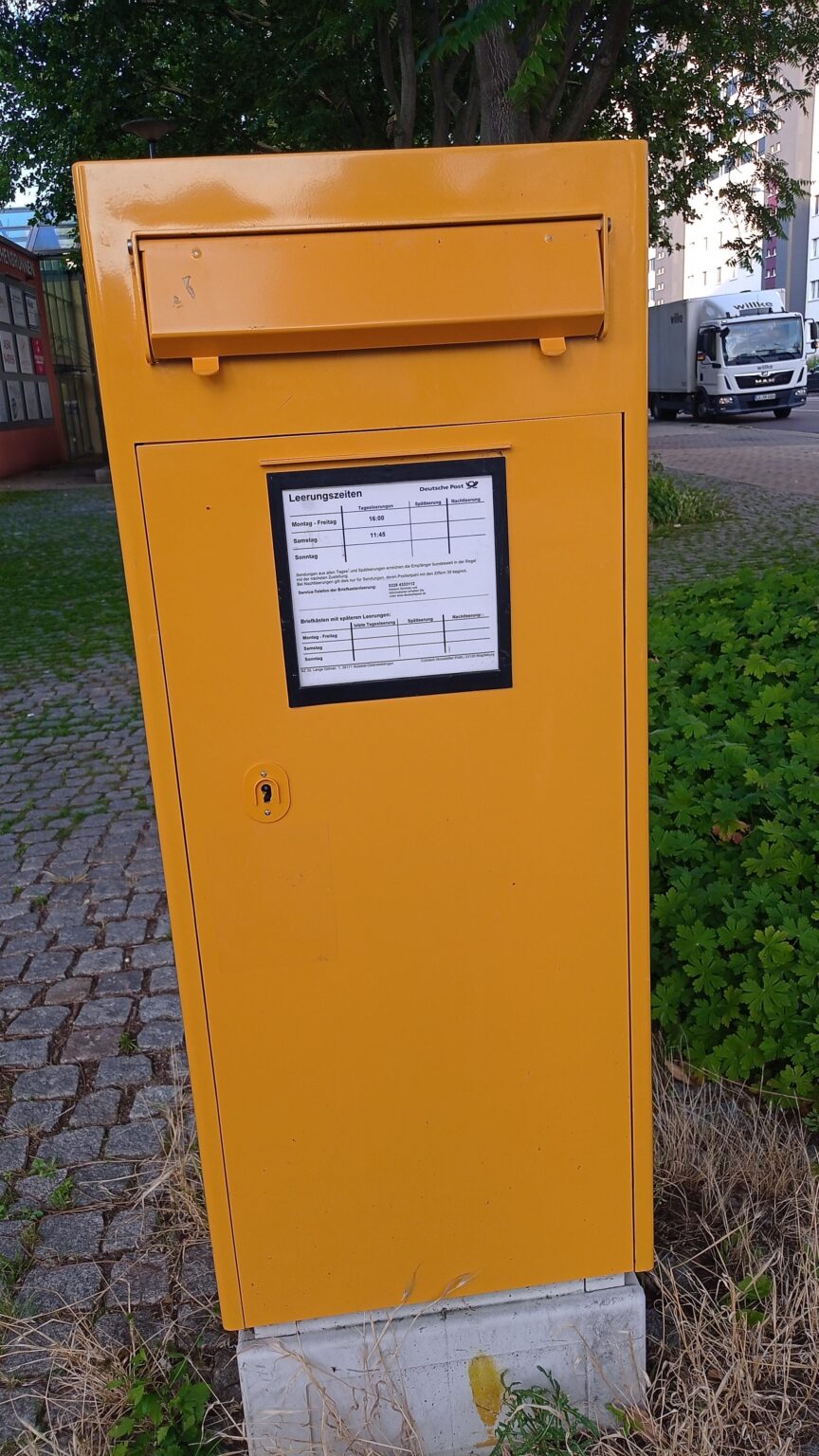 Ich möchte einen Brief in mein Heimatland schicken. Ist das der richtige Briefkasten, in den ich den Brief einwerfen kann? Oder gibt es einen anderen? Ich lebe in Sachsen-Anhalt.