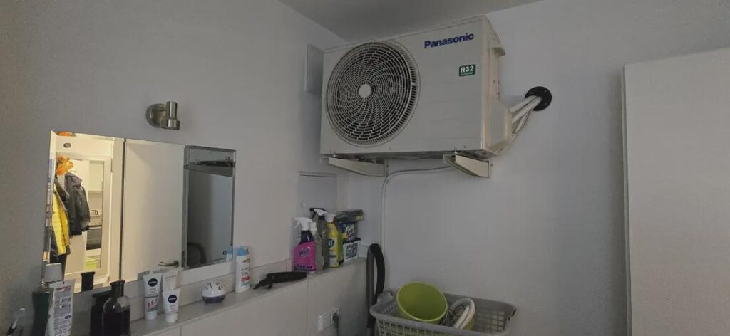 Warum ist dieses Ding im Badezimmer? Sollte es nicht draußen sein? Und heizt es das Badezimmer nicht auch sehr stark auf?