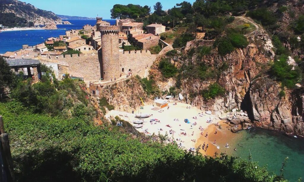 Girona, Tossa De Mar, Oliven🫒 und Wermut🍷 am Strand🏖️