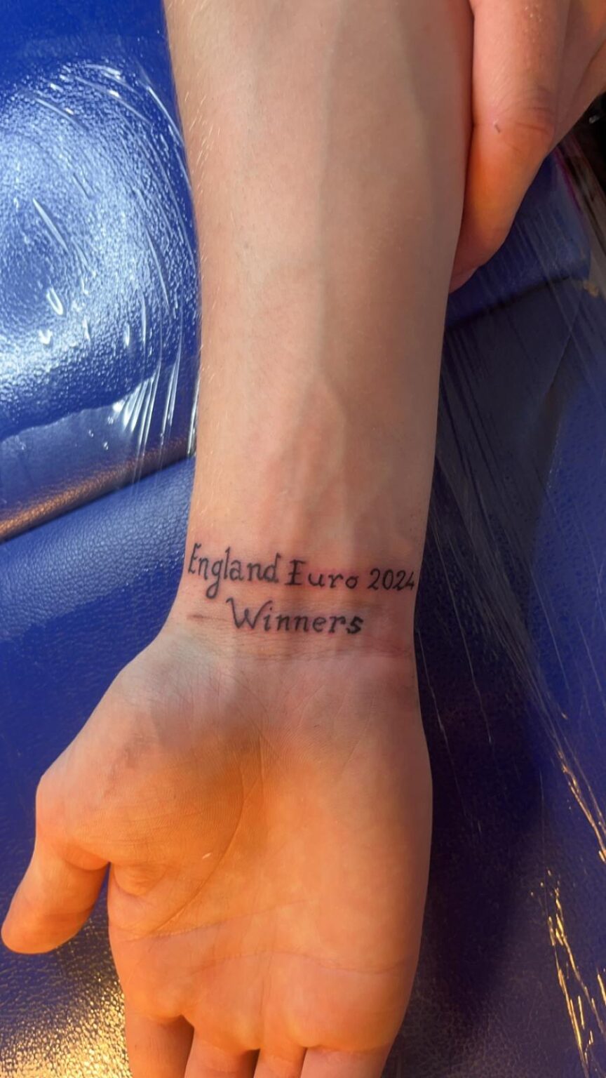 Mein Kumpel hat sich ein Tattoo für den Sieg Englands bei der Europameisterschaft machen lassen.