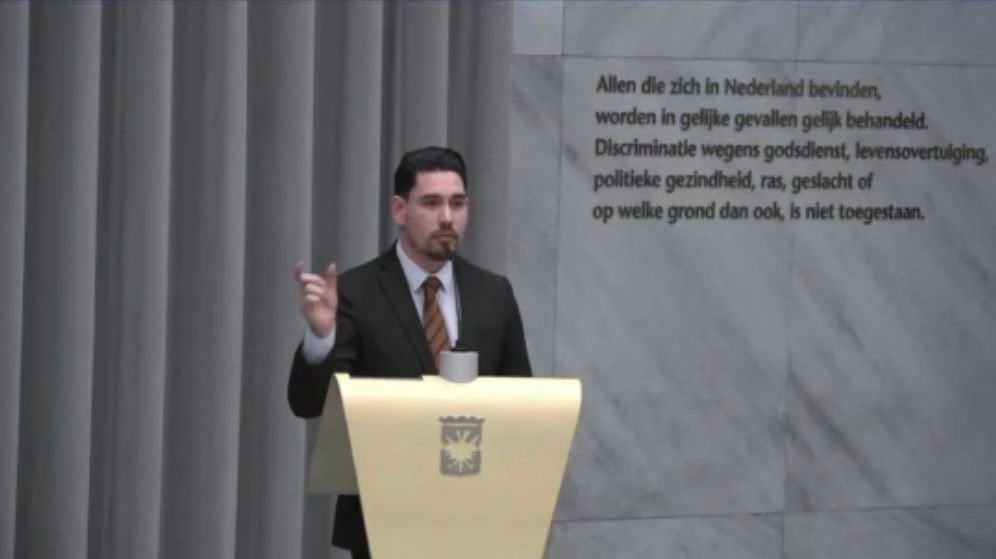 GeenStijl: FvD-Ratsmitglied Gino Luurssen ist wegen unangemessenen Verhaltens dreimal als Lehrer ausgeschieden