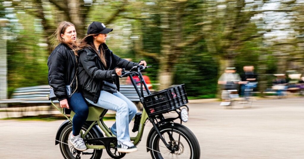 PVV-Minister will keine Helmpflicht oder Altersgrenze für Fatbikes: „Es ist nur ein Fahrrad mit fetten Rädern“ PVV-Minister will keine Helmpflicht oder Altersgrenze für Fatbikes: „Es ist nur ein Fahrrad mit fetten Rädern“