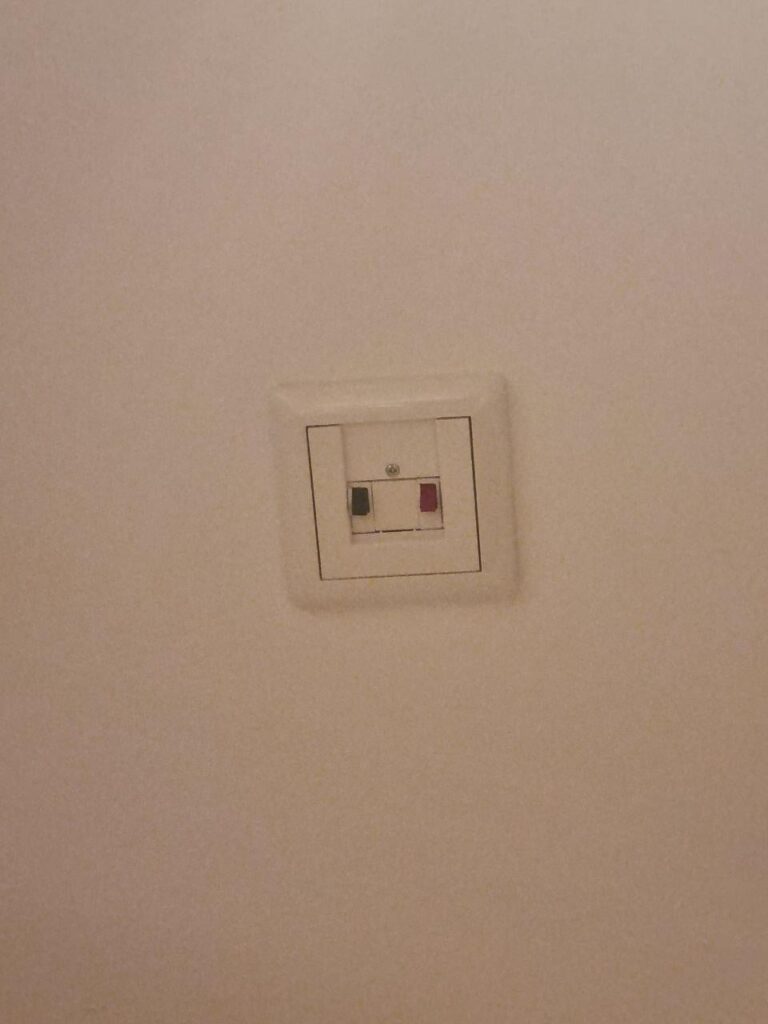 Was ist dieses Panel mit den rot/schwarzen Schaltern an meiner Decke?