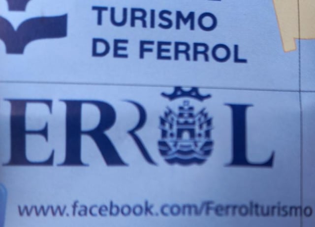 Das Logo der Stadt Ferrol hat ein Gesicht und jetzt kann ich nichts anderes mehr sehen.