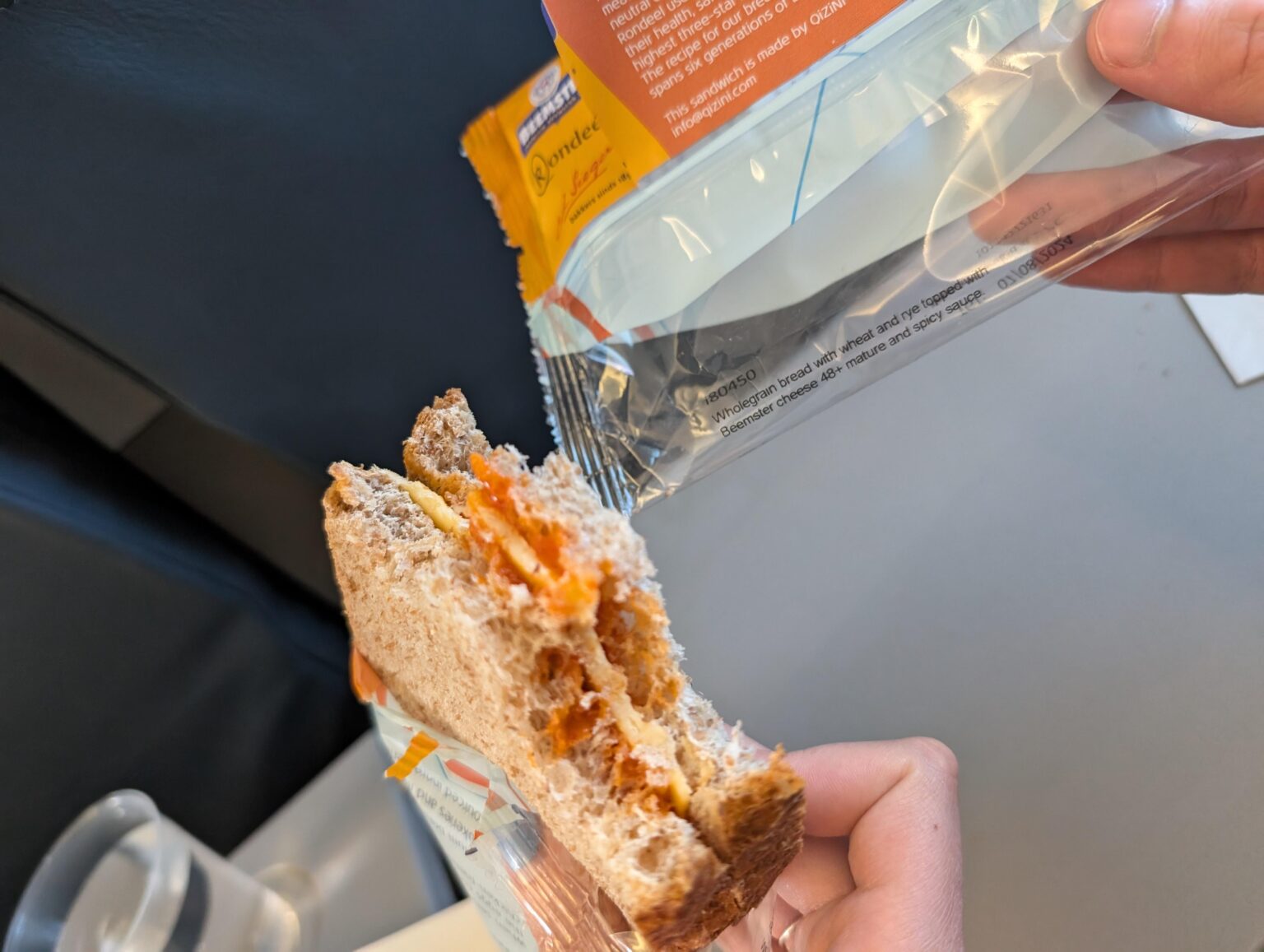 Welche „würzige Soße“ ist auf dem Beemster-Käsesandwich von KLM?