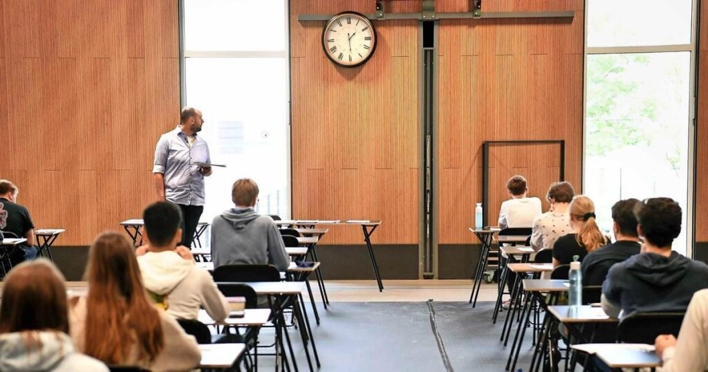 Gymnasiasten kommen zu spät, weil sie die „Handuhr“ nicht verstehen: „Ich kann sie nicht lesen“ Gymnasiasten kommen zu spät, weil sie die „Handuhr“ nicht verstehen: „Ich kann sie nicht lesen“