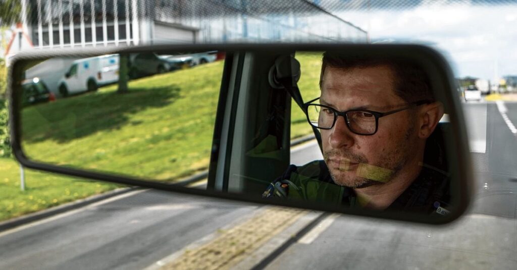 Wenn man Westland durch die Brille des Polizisten Dominik betrachtet, sieht man Ausbeutung und Hoffnungslosigkeit Wenn man Westland durch die Brille des Polizisten Dominik betrachtet, sieht man Ausbeutung und Hoffnungslosigkeit