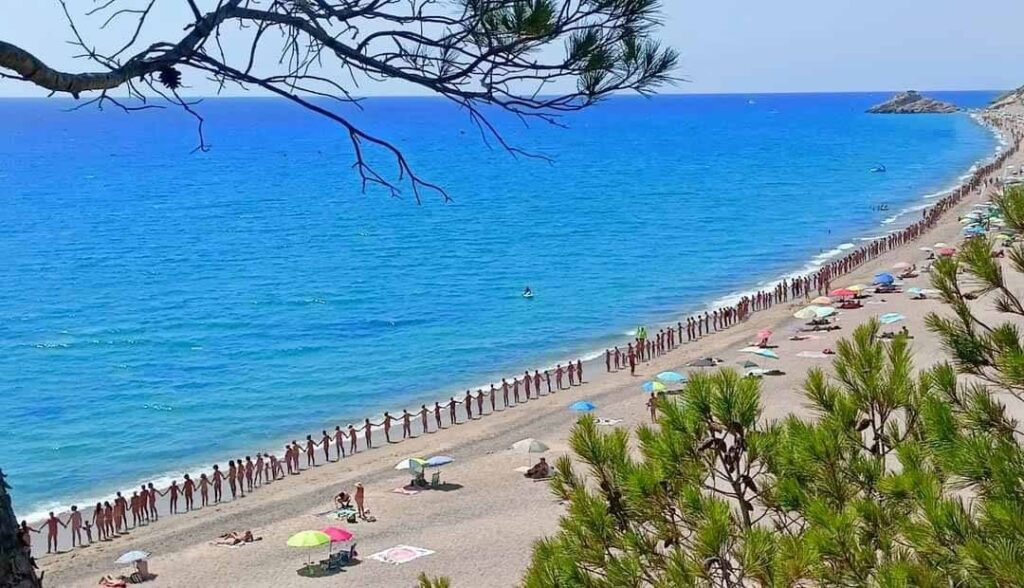 Mehr als 700 Menschen bilden eine FKK-Menschenkette am Strand von Torn (Tarragona)