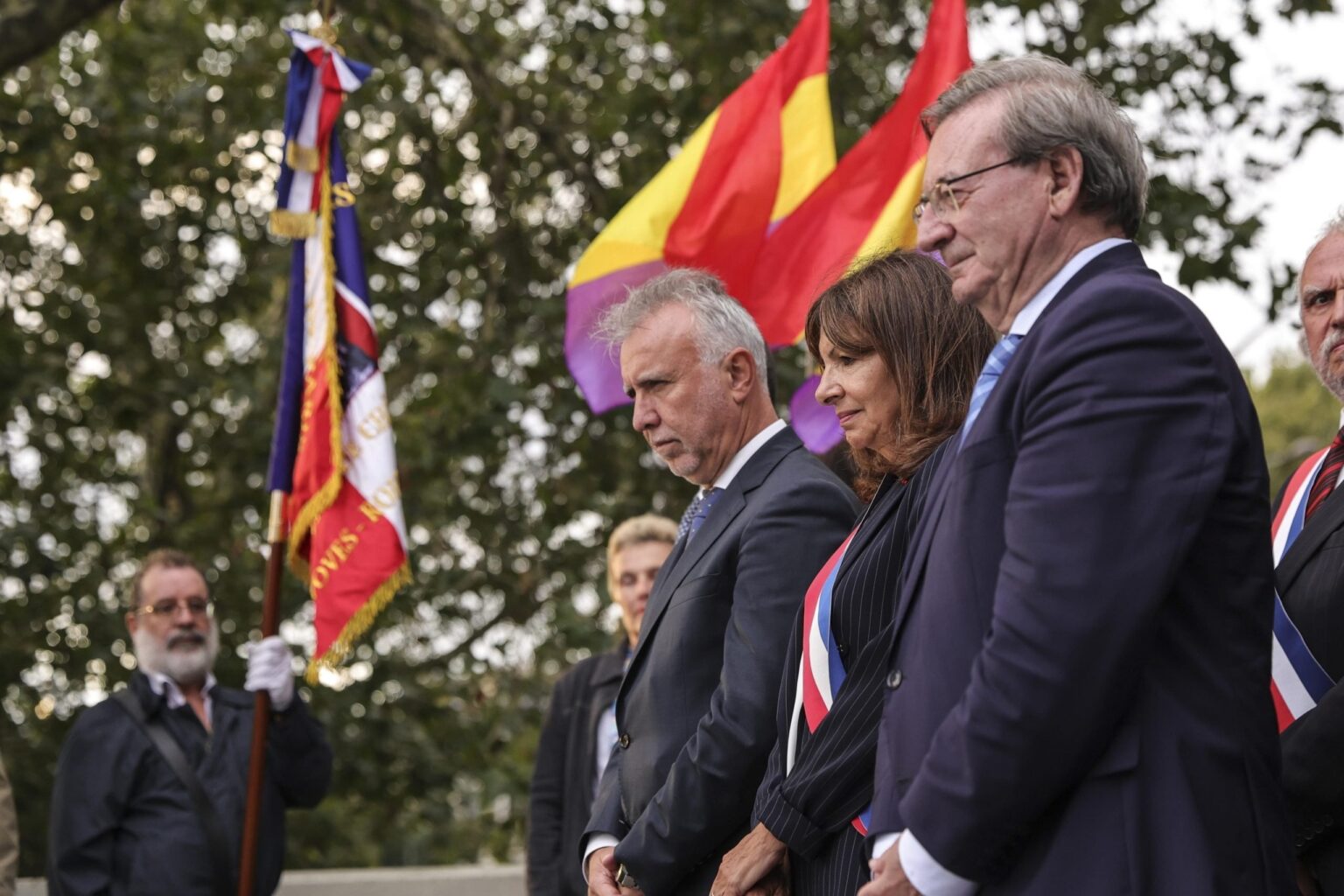 Hommage an die neun, die vor 80 Jahren als erste nach Paris kamen, um es zu befreien. Die Neun bestanden hauptsächlich aus spanischen Republikanern, die in Frankreich wegen dieser mutigen Tat längst vergessen waren.