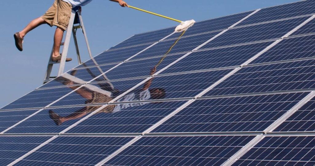 „Wer zu viel Solarstrom liefert, zahlt noch mehr, Aufsicht leitet Ermittlungen ein“