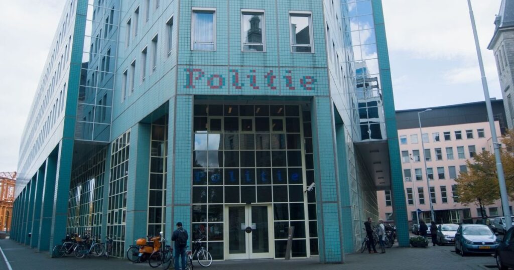 Teamleiter der Rotterdamer Polizei treten nach Aufruhr wegen Mobbing, Diskriminierung und Alkoholkonsum zurück Teamleiter der Rotterdamer Polizei treten nach Aufruhr wegen Mobbing, Diskriminierung und Alkoholkonsum zurück
