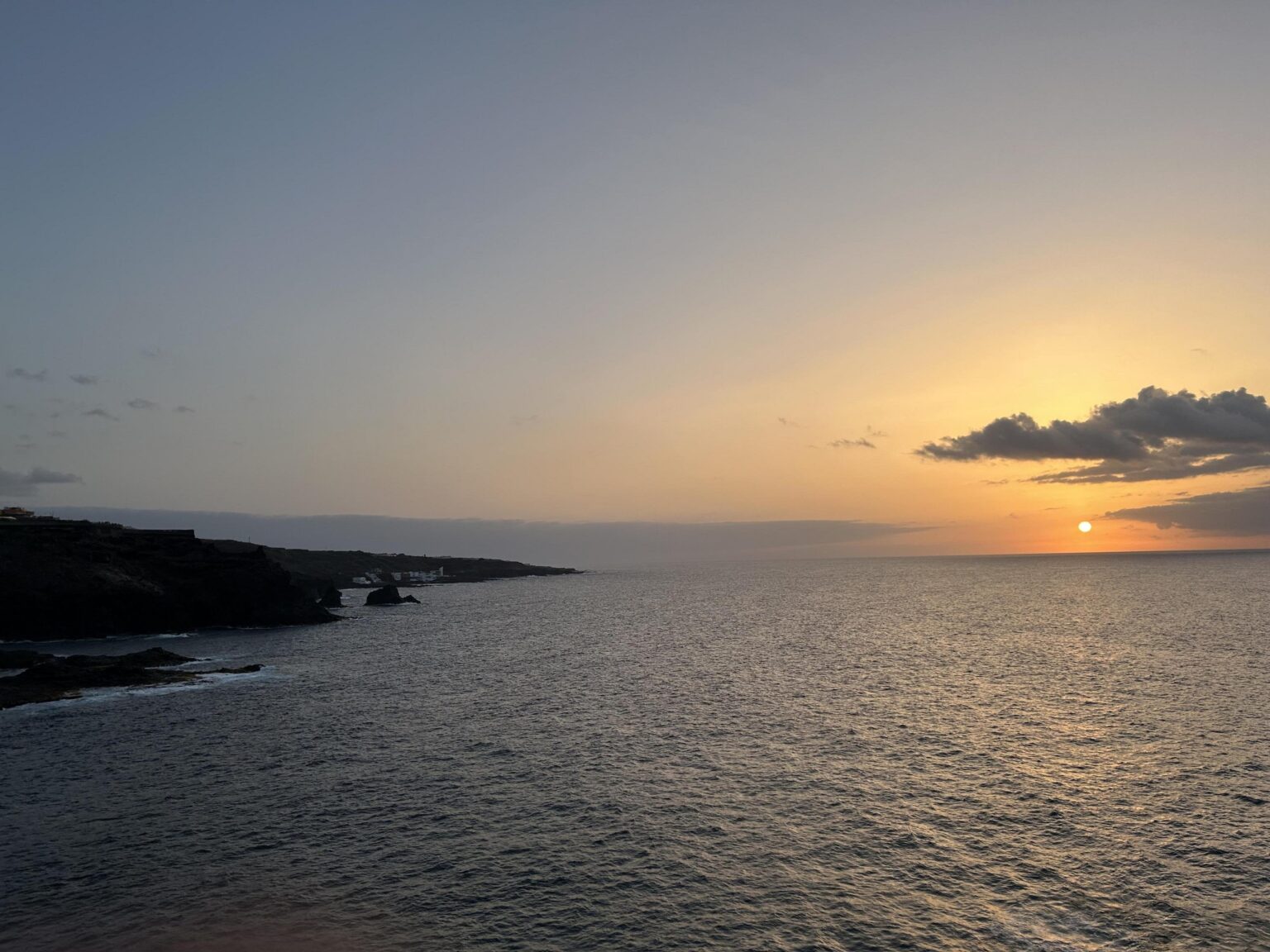 Ich sehe den Sonnenaufgang in Murcia und gehe hinauf mit einem Sonnenuntergang in Bajamar, Teneriffa