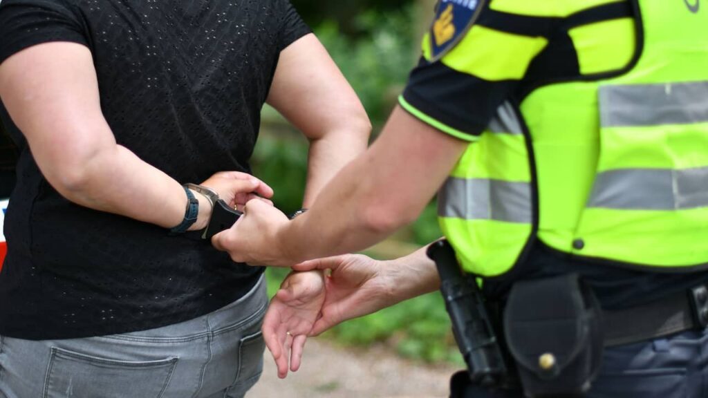 Polizei erwischt Einbrecher in Etten-Leur beim Braten von Frikandels
