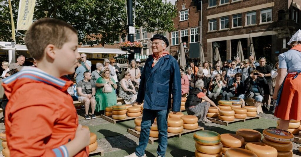 Können Goudas Käsehersteller eine sinkende Zukunft verhindern? • Die kleine Stadt, in der der berühmte holländische Käse hergestellt wird, sinkt aufgrund des steigenden Meeresspiegels. Experten sagen, dass die Industrie dort trotz des Einfallsreichtums der Wassermanager des Landes möglicherweise nicht überleben wird.