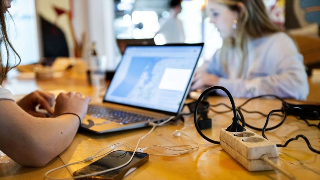 In vielen Schulen ist die Nutzung eines Laptops verpflichtend, doch nicht alle Eltern können sich das leisten