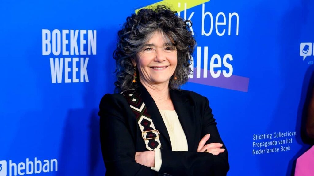 Dieuwertje Blok ist nach Nasenamputation zum ersten Mal nicht in den Sinterklaas-Nachrichten, Merel Westrik übernimmt die Moderation Dieuwertje Blok ist nach Nasenamputation zum ersten Mal nicht in den Sinterklaas-Nachrichten, Merel Westrik übernimmt die Moderation