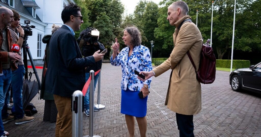 Minister Faber verteilt Asylsuchende gewaltsam auf verschiedene Gemeinden