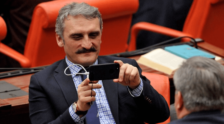 Ahmet Hamdi Çamlı (Yeliz) von der AKP: Warum tragen Volleyballspielerinnen kurze und dehnbare Badeanzüge, während Volleyballspieler lockere Shorts nahe dem Knie tragen?