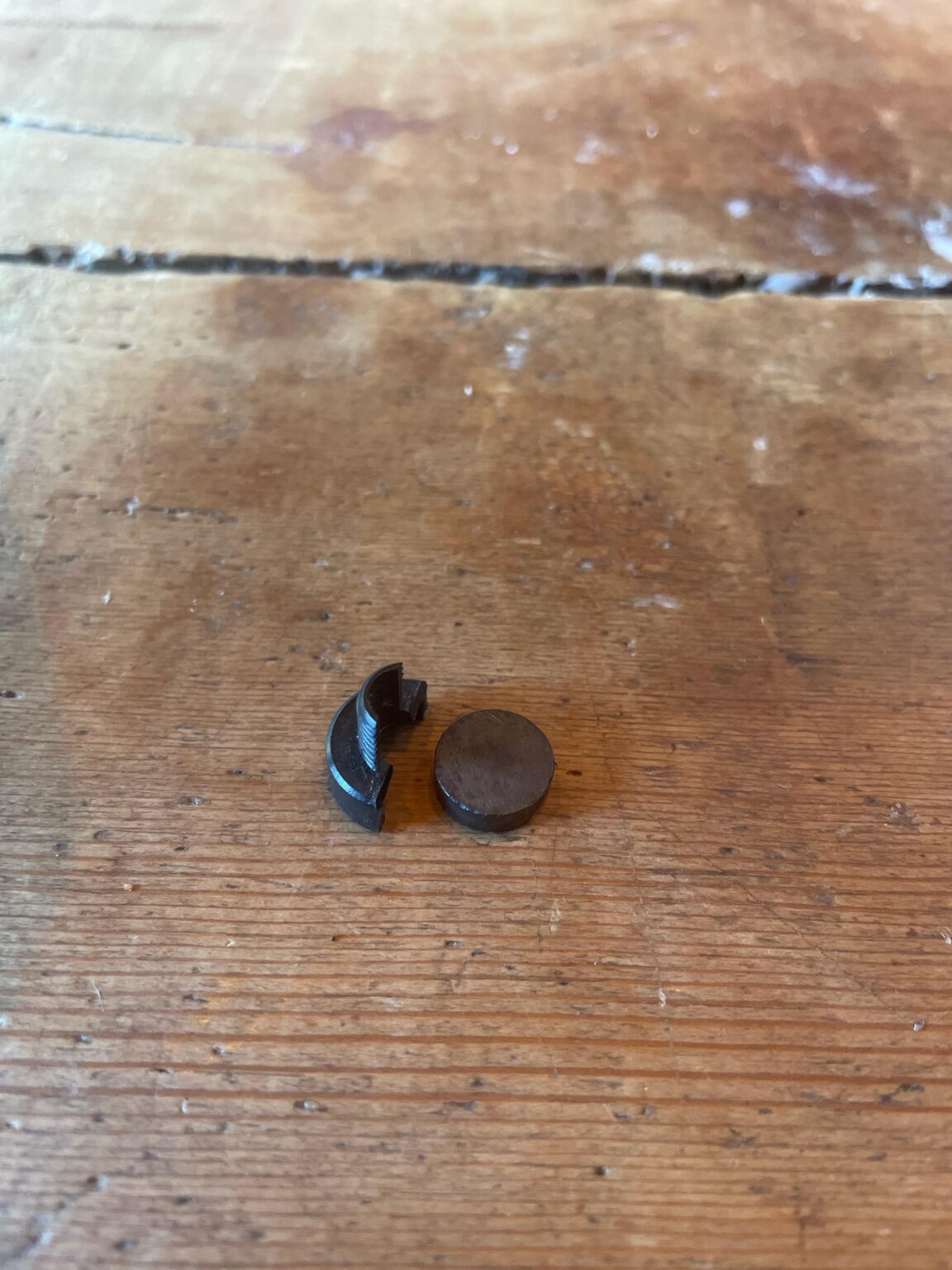 Ich habe das an einer meiner Fahrradspeichen gefunden. Hat jemand eine Idee, was es ist? Ich habe das an einer meiner Fahrradspeichen gefunden. Hat jemand eine Idee, was es ist?