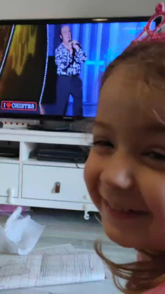 Mein Mädchen, halb Engländerin, halb Spanierin, entdeckt Chiquito de la Calzada. „Er kann nicht, er kann nicht.“ 😂😂❤️❤️