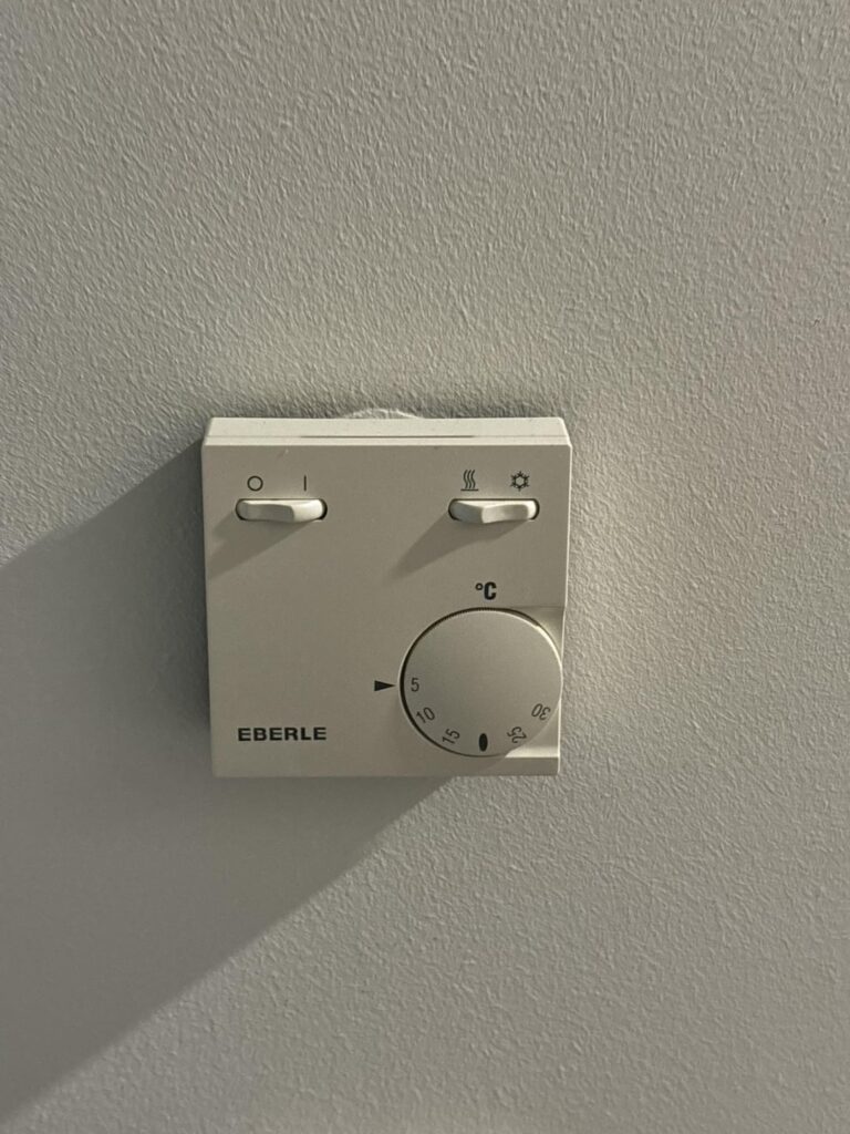 Kann mir jemand helfen, diesen Thermostat in meinem Hotel zu verstehen? Kann mir jemand helfen, diesen Thermostat in meinem Hotel zu verstehen?