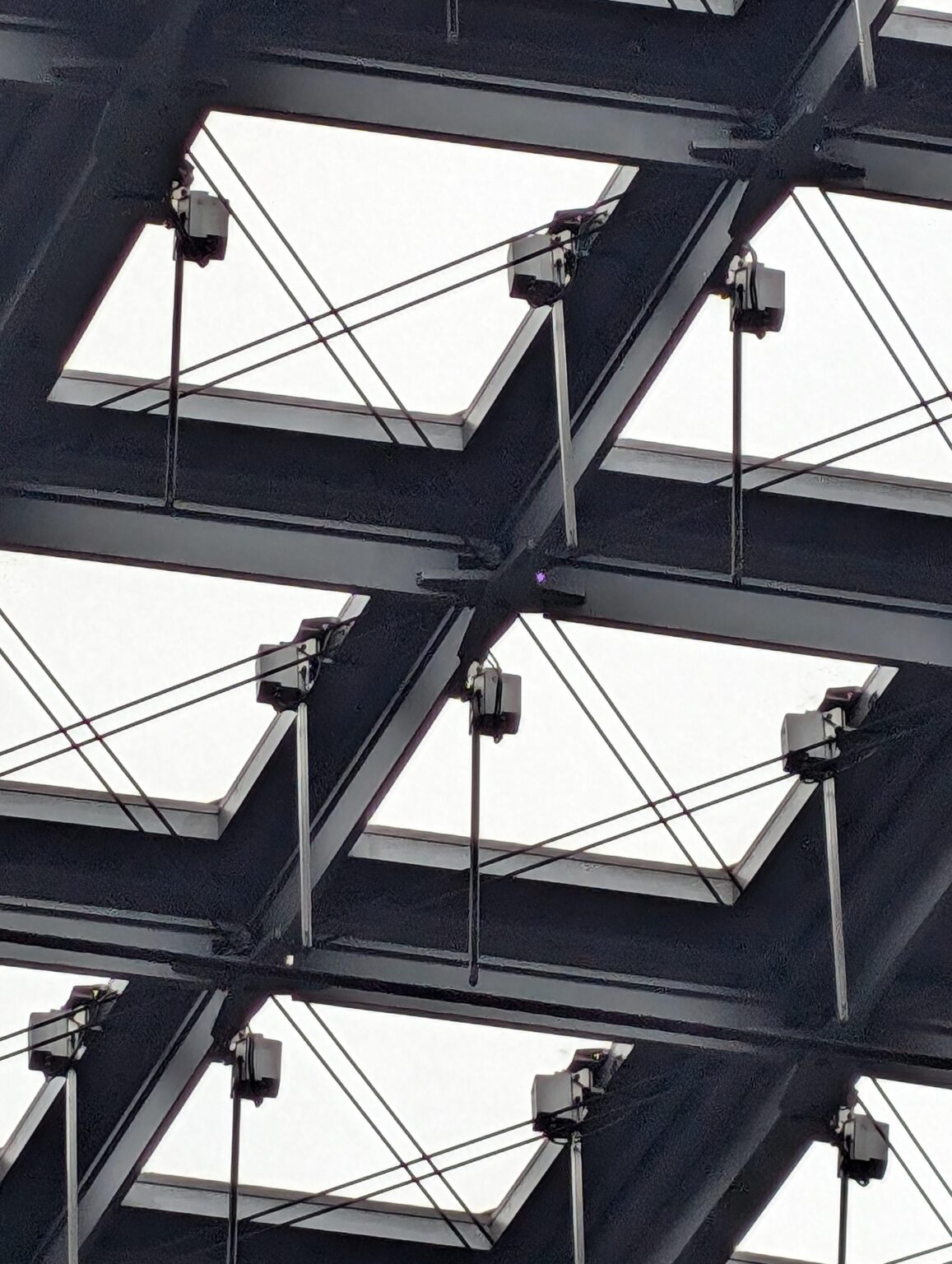 Weiß jemand, was das für Sensoren an der Decke des Berliner Hauptbahnhofs sind? Davon gibt es Unmengen