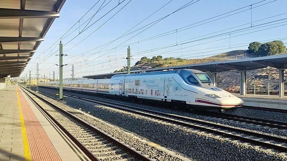 Hochgeschwindigkeitszug am Bahnhof Cuenca, Spanien