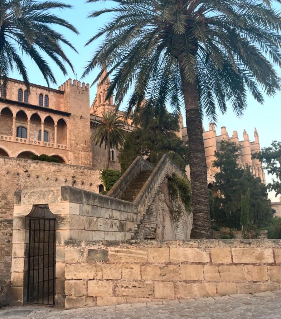 Palma hat so schöne Gebäude, ich kann nicht glauben, dass ich meinen Aufenthalt nicht für mindestens eine Woche gebucht habe
