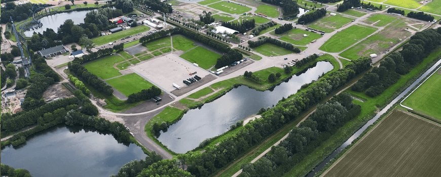 Festivalbesucher radeln durch saubere Lake Lowlands
