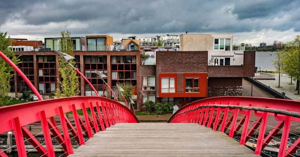 Häuser auf Erdgas umzustellen ist schwierig, aber auch den umweltschädlichen Verkehr fernzuhalten: Amsterdams Klimaziele sind weiter außer Sichtweite Häuser auf Erdgas umzustellen ist schwierig, aber auch den umweltschädlichen Verkehr fernzuhalten: Amsterdams Klimaziele sind weiter außer Sichtweite