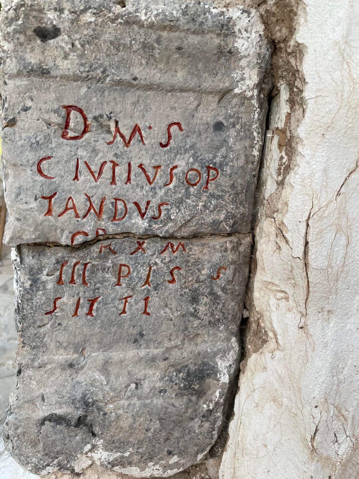 Update: Römischer Grabstein in meiner Gartenmauer in Spanien gefunden. (Text in Kommentaren)