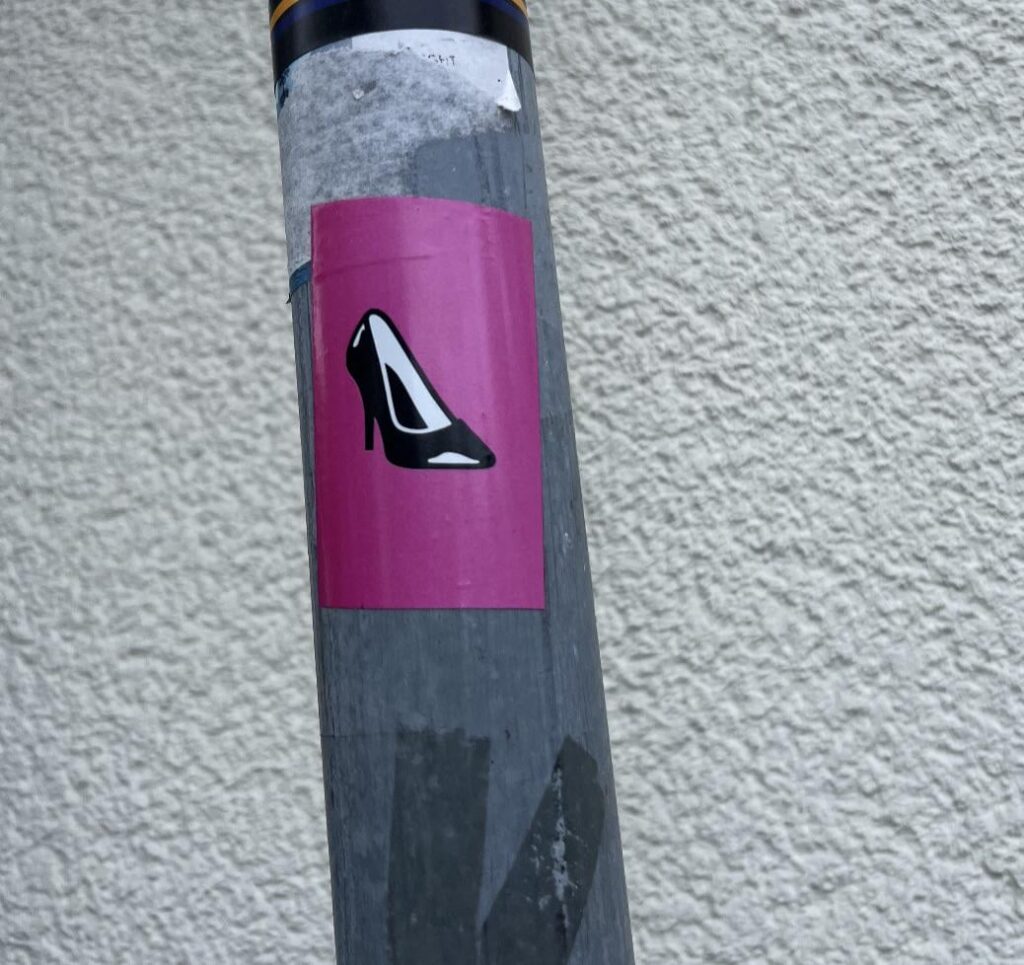 Weiß jemand, was dieser Aufkleber bedeutet? Weiß jemand, was dieser Aufkleber bedeutet?