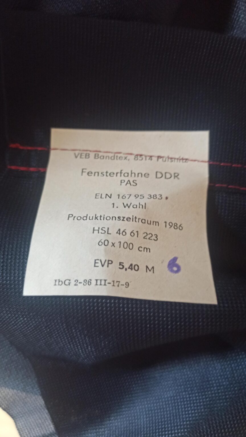 Handelt es sich hierbei um ein echtes Etikett mit der Flagge der DDR?