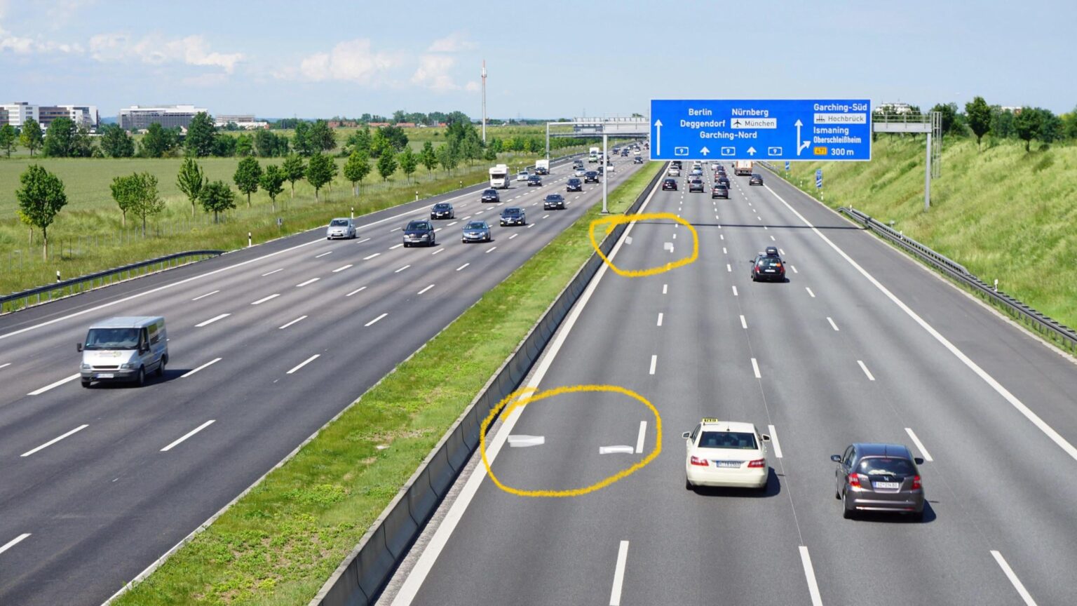 Was bedeuten diese Linien oder welchen Zweck erfüllen sie auf der Autobahn?