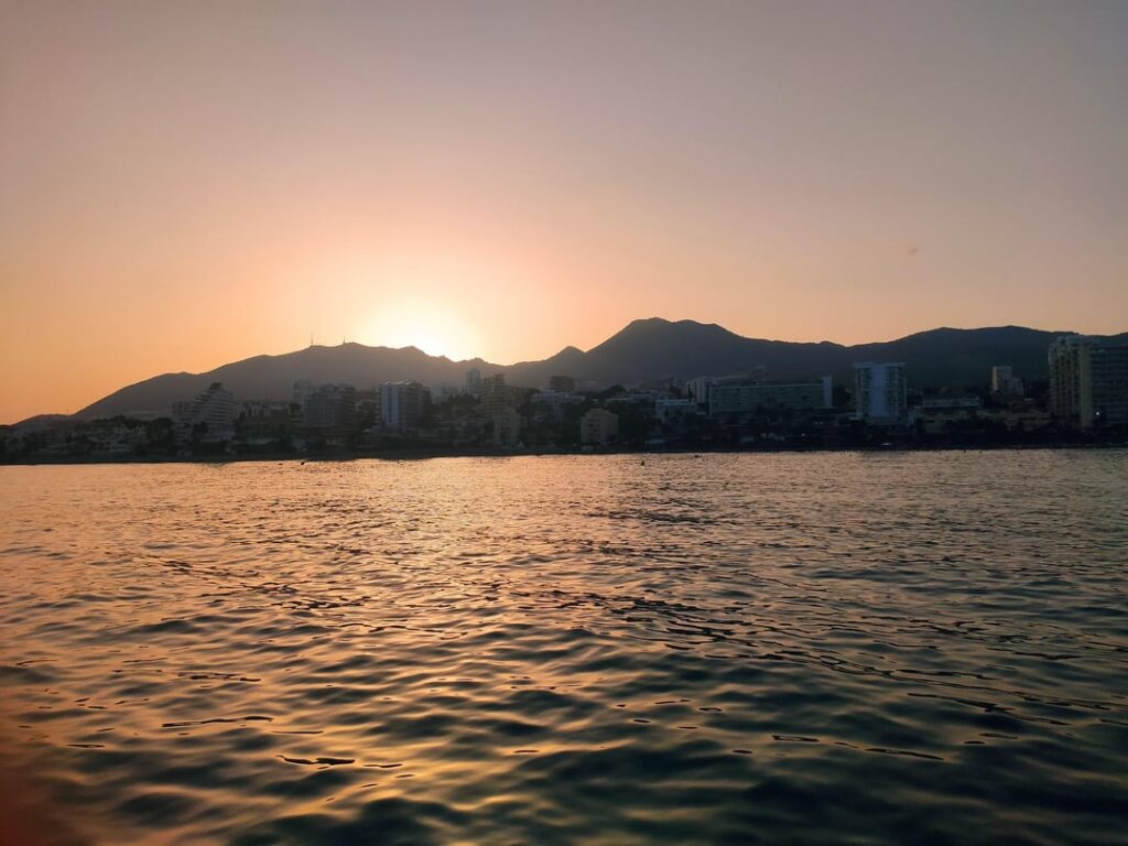 Verlassen Sie Puerto Marina in Benalmádena bei Sonnenuntergang