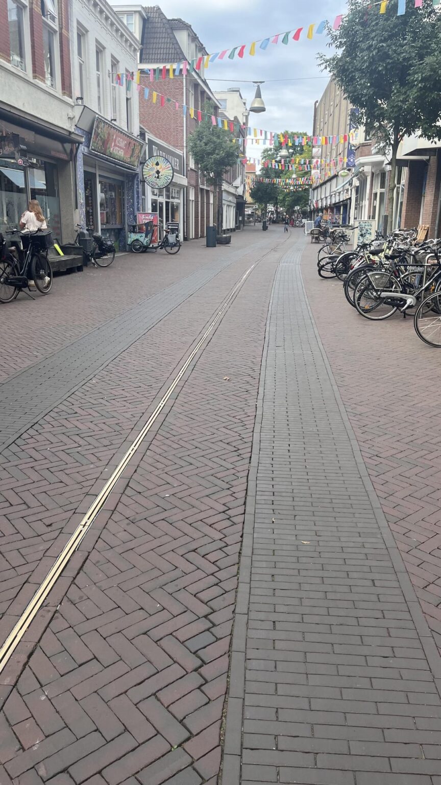 Sollen diese Markierungen auf der Straße in Enschede einen Radweg anzeigen? Sollen diese Markierungen auf der Straße in Enschede einen Radweg anzeigen?