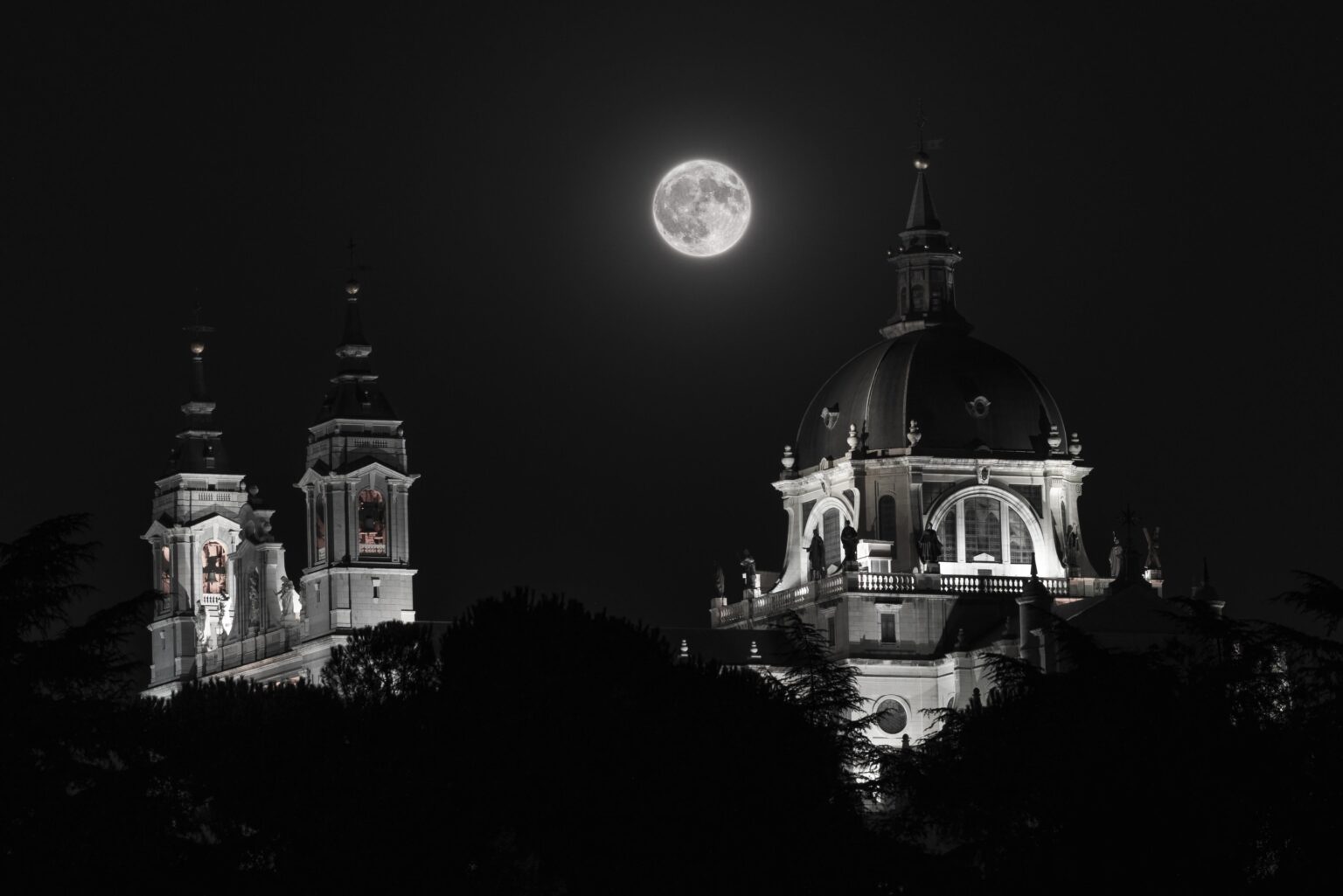 Kathedrale in Madrid, aufgenommen vor ein paar Nächten / Der Mond über der Kathedrale vor ein paar Nächten