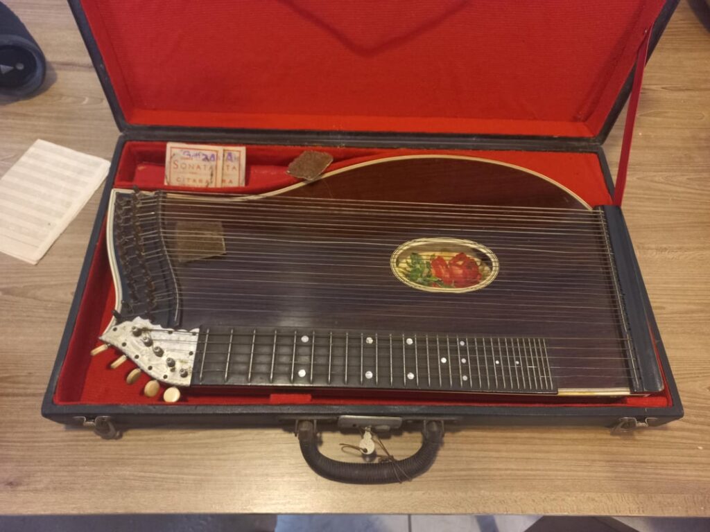 Hilfe bei der Identifizierung meiner alten Oma-Zither Hilfe bei der Identifizierung meiner alten Oma-Zither