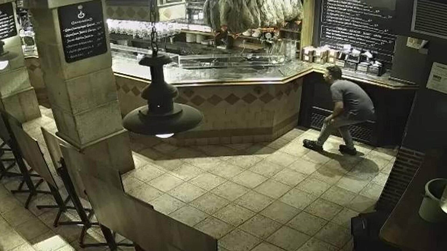 Er stiehlt einen Schinken aus der Gandarias-Bar und spaziert damit auf der Schulter durch die Altstadt von San Sebastián